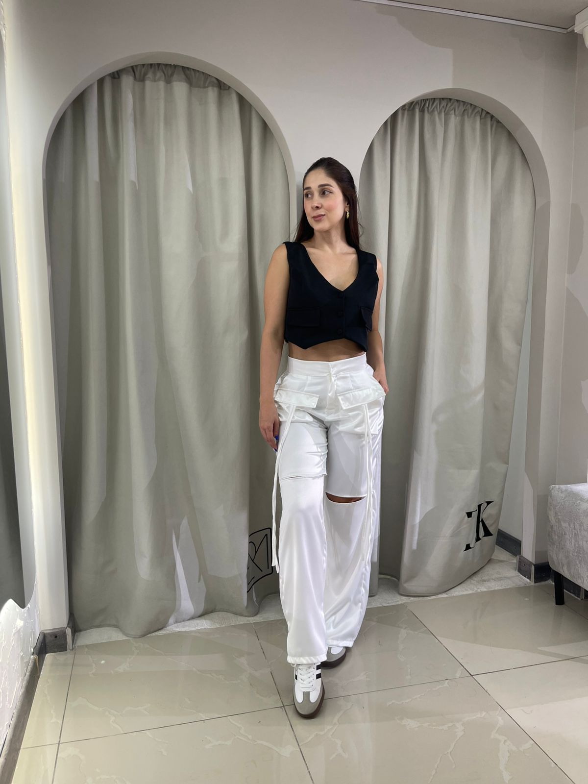 Pantalón bolsillos y abertura