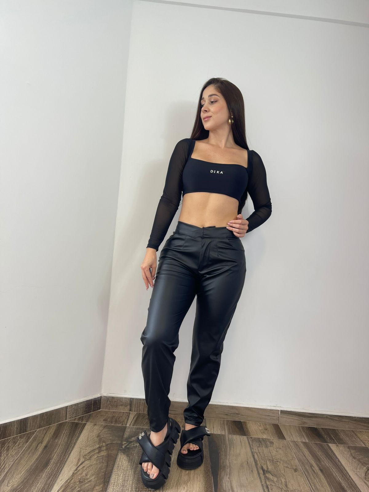 Pantalón cuerina bota tubo